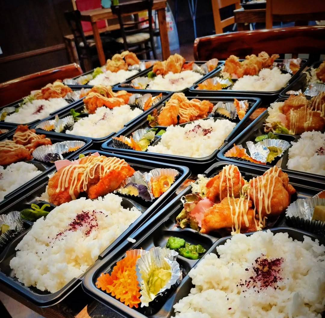 MIX BENTOの盛り付け例。唐揚げとご飯のお弁当が並んでいる